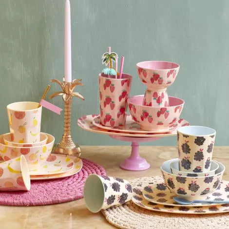RICE DK – Tazza In Melamina Con Lettera V – 9x9 Cm – Colorata, Atossica E Versatile – Ideale Per La Casa E Il Picnic