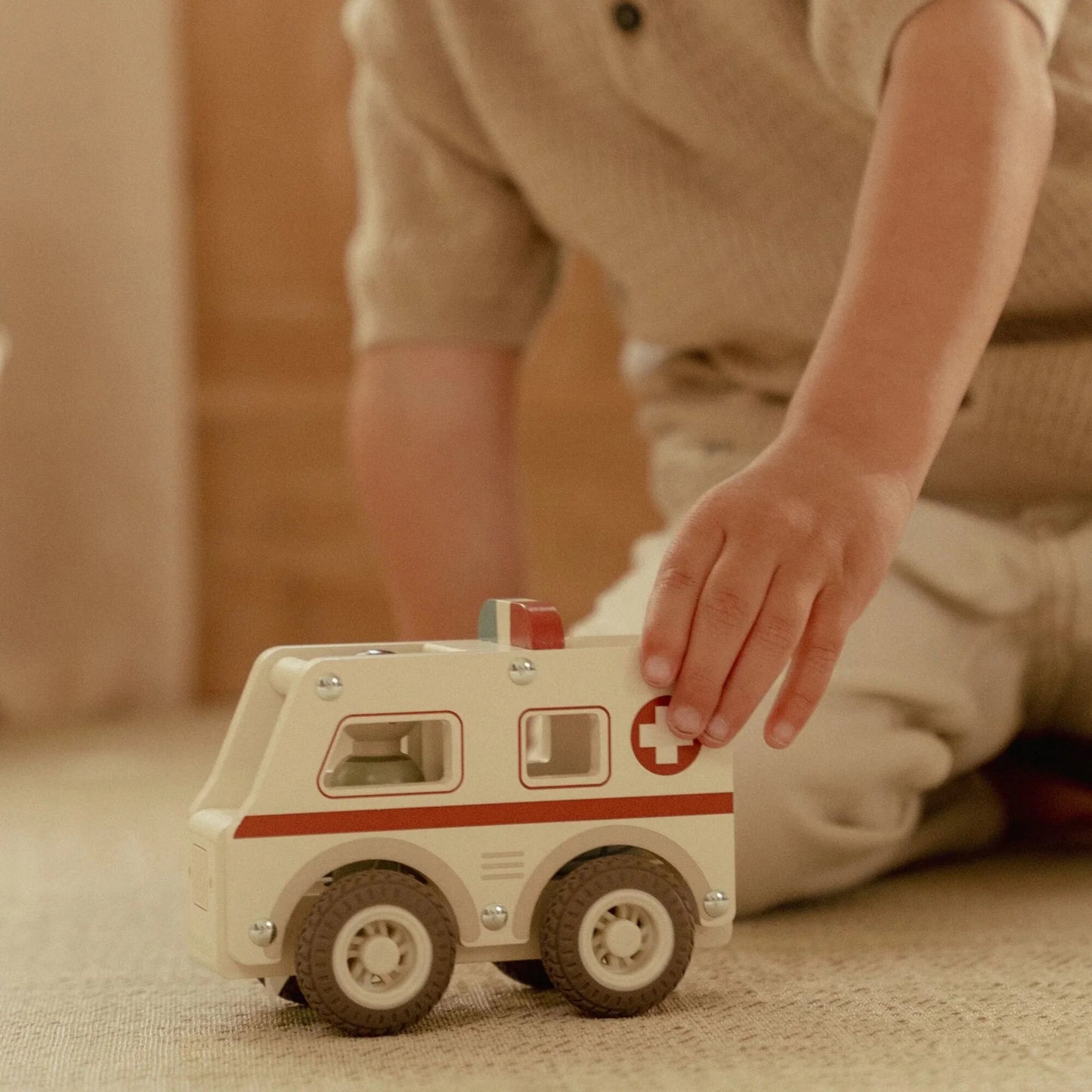 Little Dutch – Ambulanza in legno bianca con personaggio – Essentials