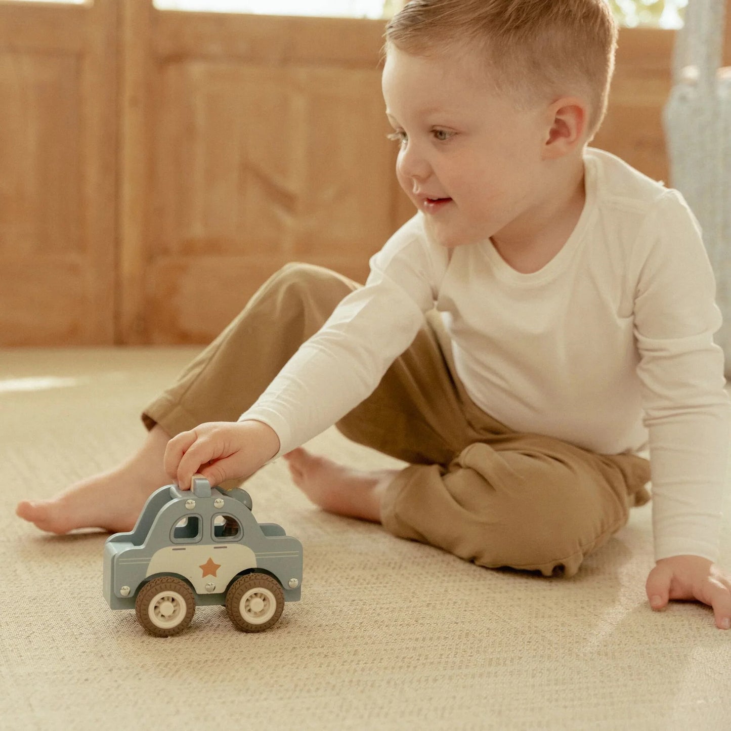 Little Dutch – Macchina della polizia in legno blu con personaggio – Essentials