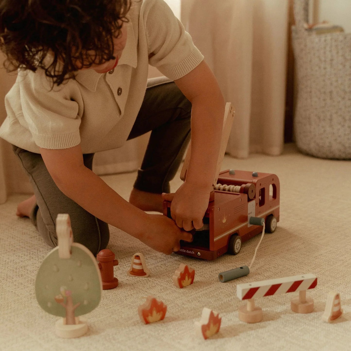 Little Dutch – Camion dei pompieri in legno rosso con accessori – Essentials