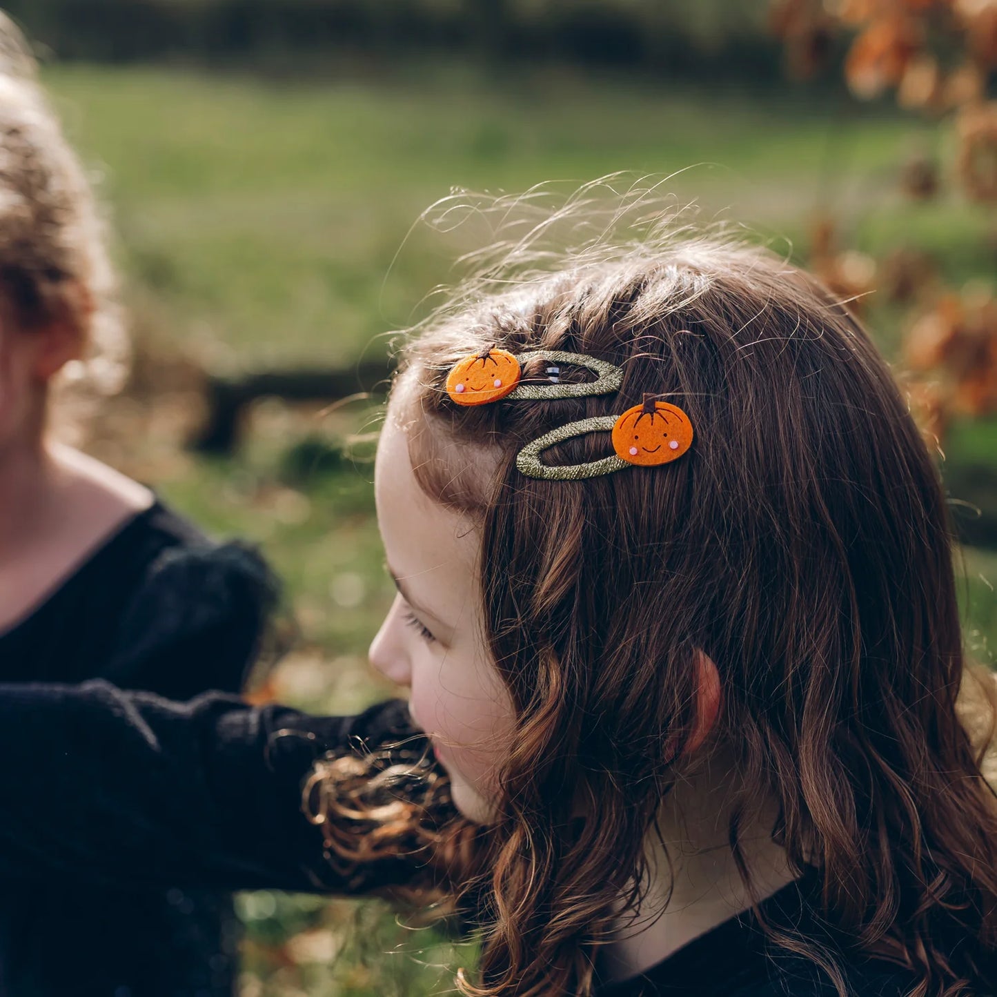 Bambina con fermagli Rockahula Little Pumpkin Clips nei capelli durante la festa di Halloween