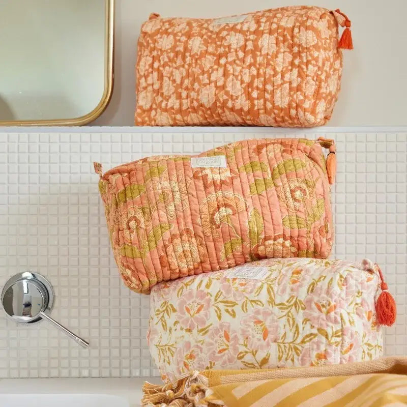 Bonheur du Jour – Beauty case Petunia Rose trapuntato con nappina – Indira 26×15 cm