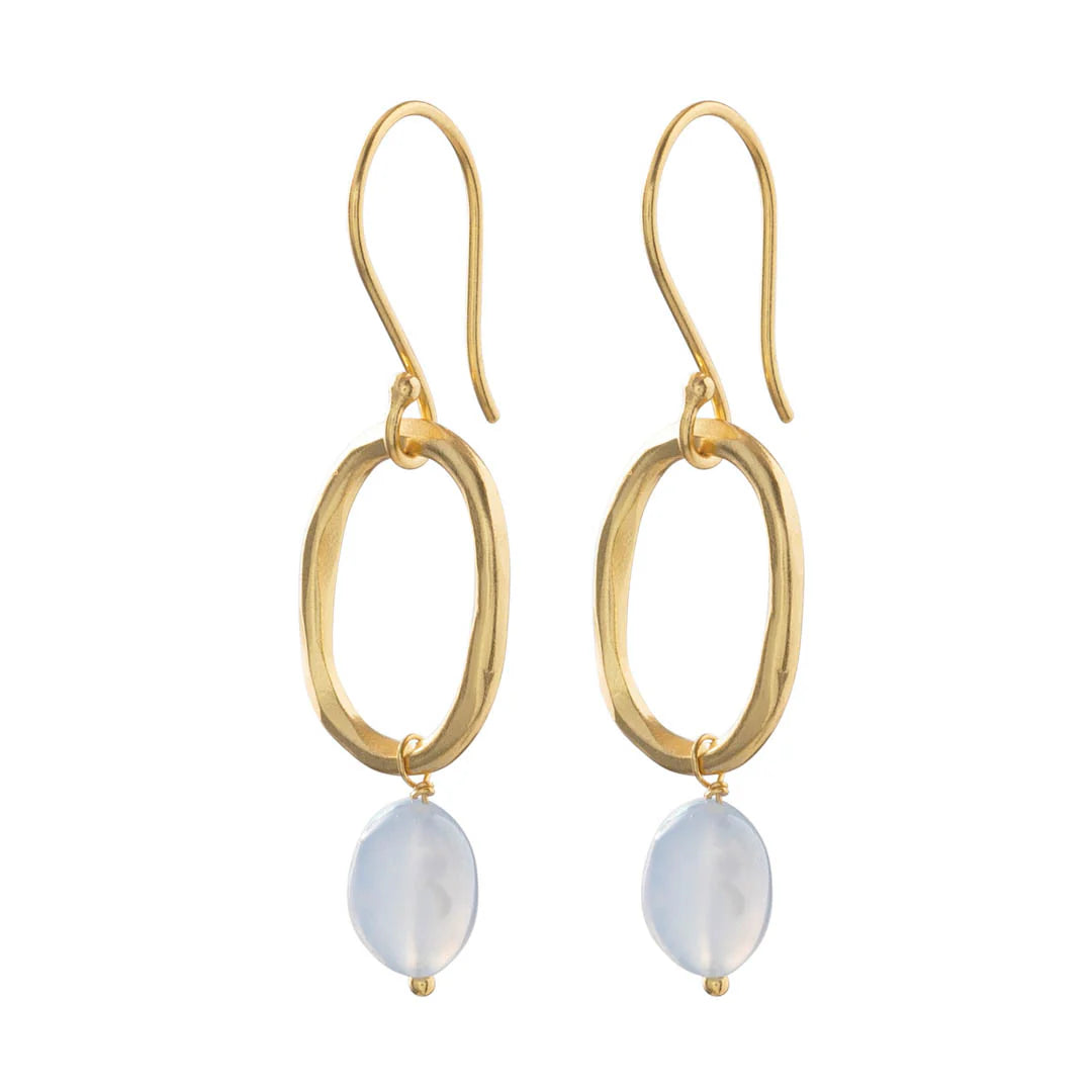 Orecchini Graceful in agata blue lace con placcatura oro, su sfondo bianco