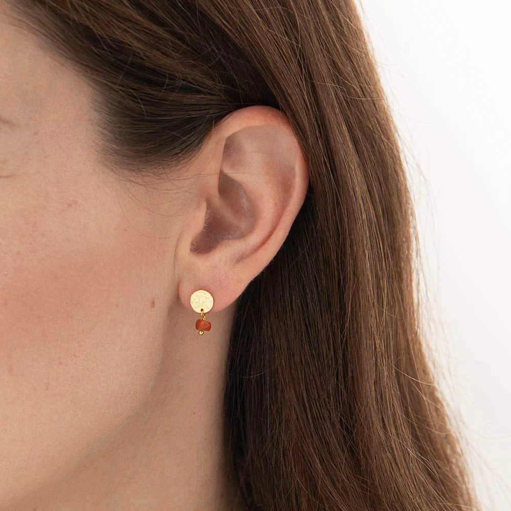 Donna indossa gli orecchini Mini Coin con Corniola, gioielli A Beautiful Story