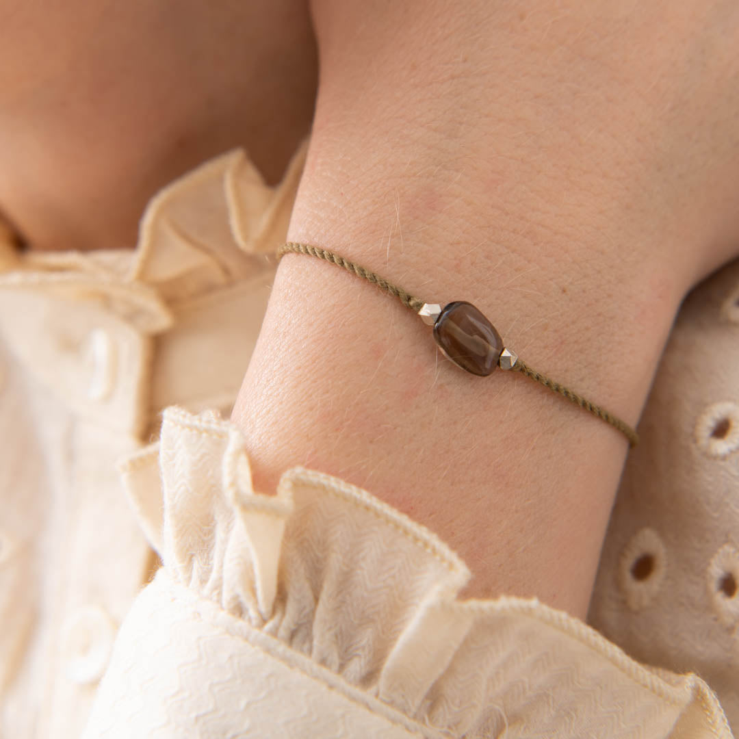 Braccialetto in quarzo fumé indossato al polso, A Beautiful Story – simbolo di forza e radicamento