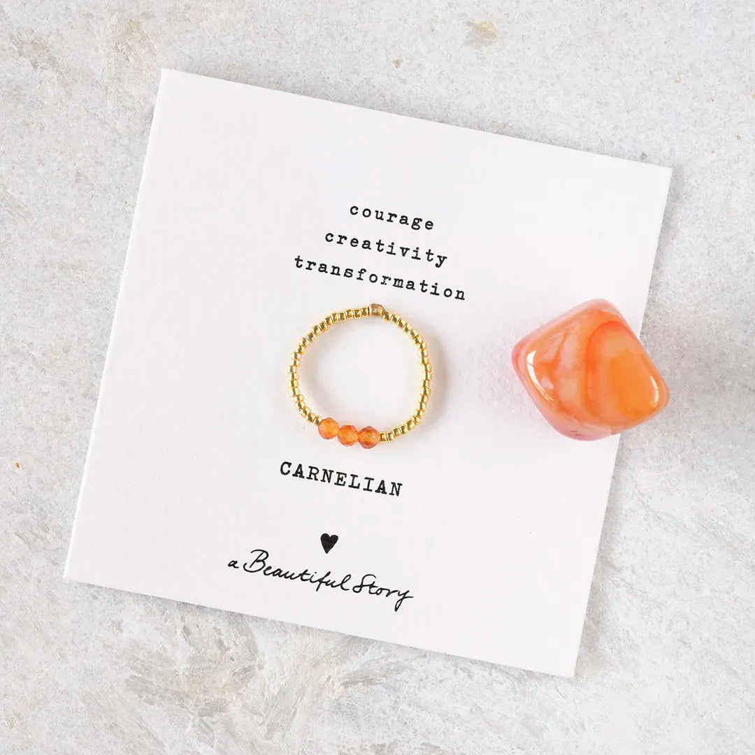 Anello Clarity in corniola indossato su mano femminile