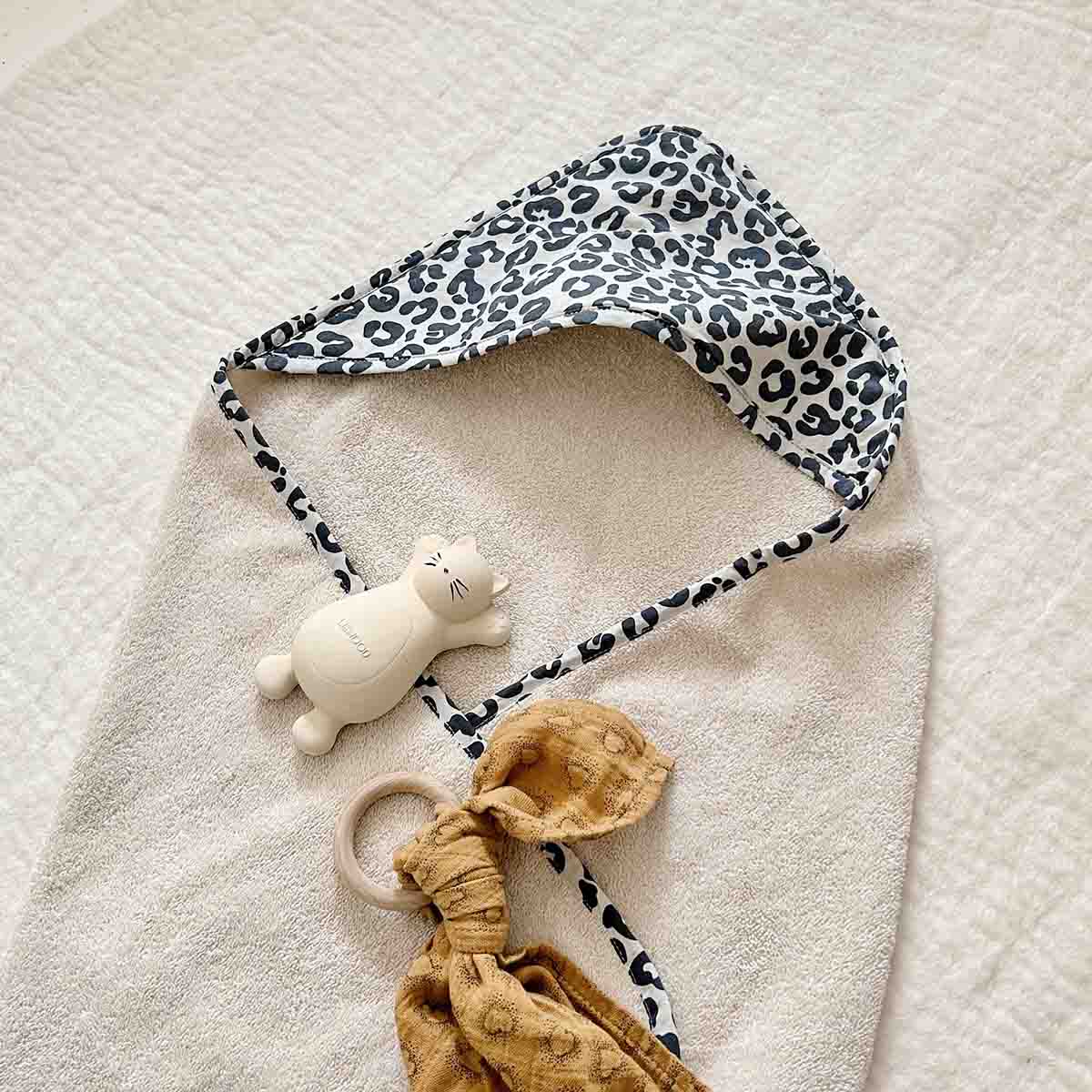 Rose in April Asciugamano a triangolo Rose in April Graou - animalier - Apple Pie