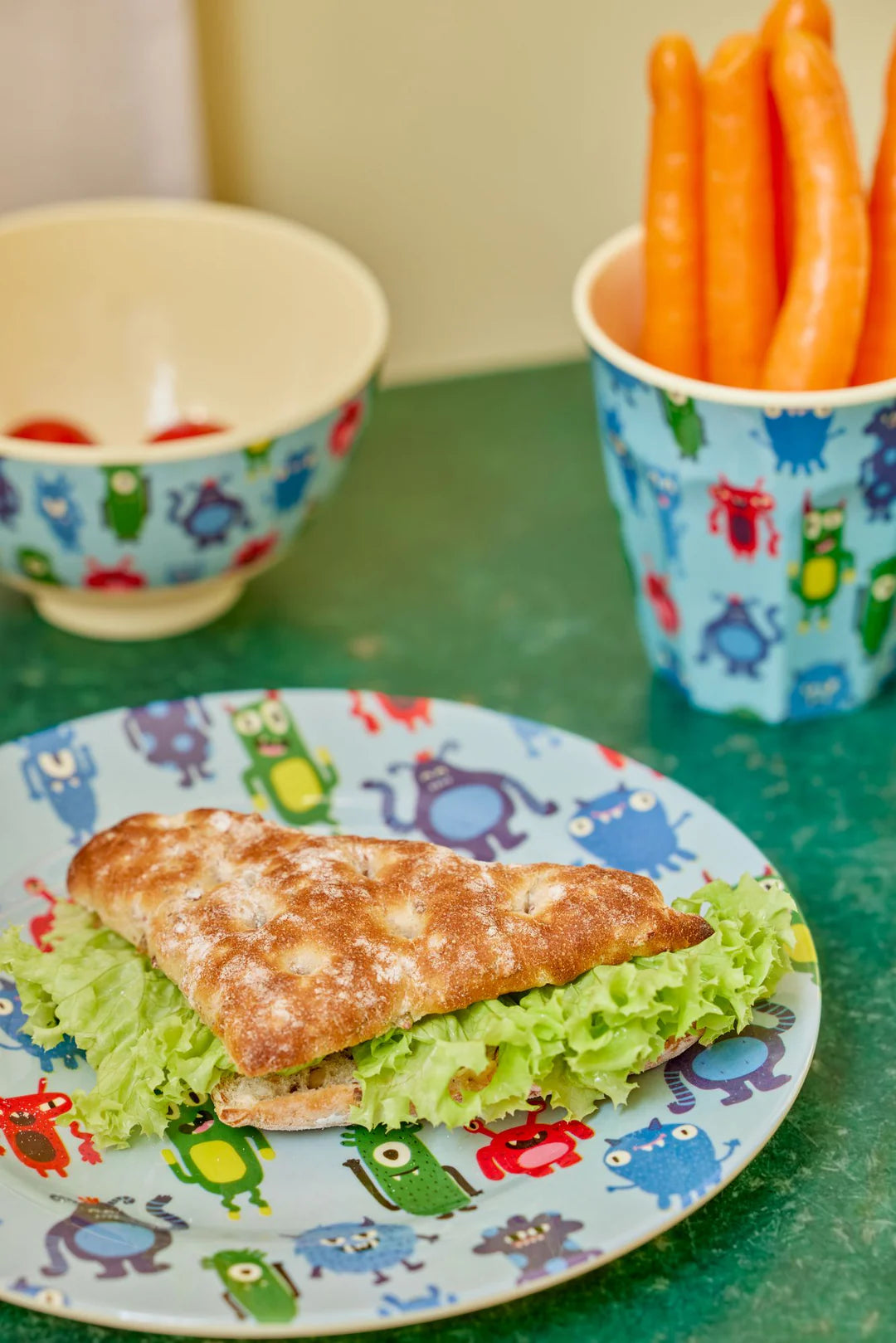 piatto-rice-mostri-usato-a-tavola-bambini-con-cibo