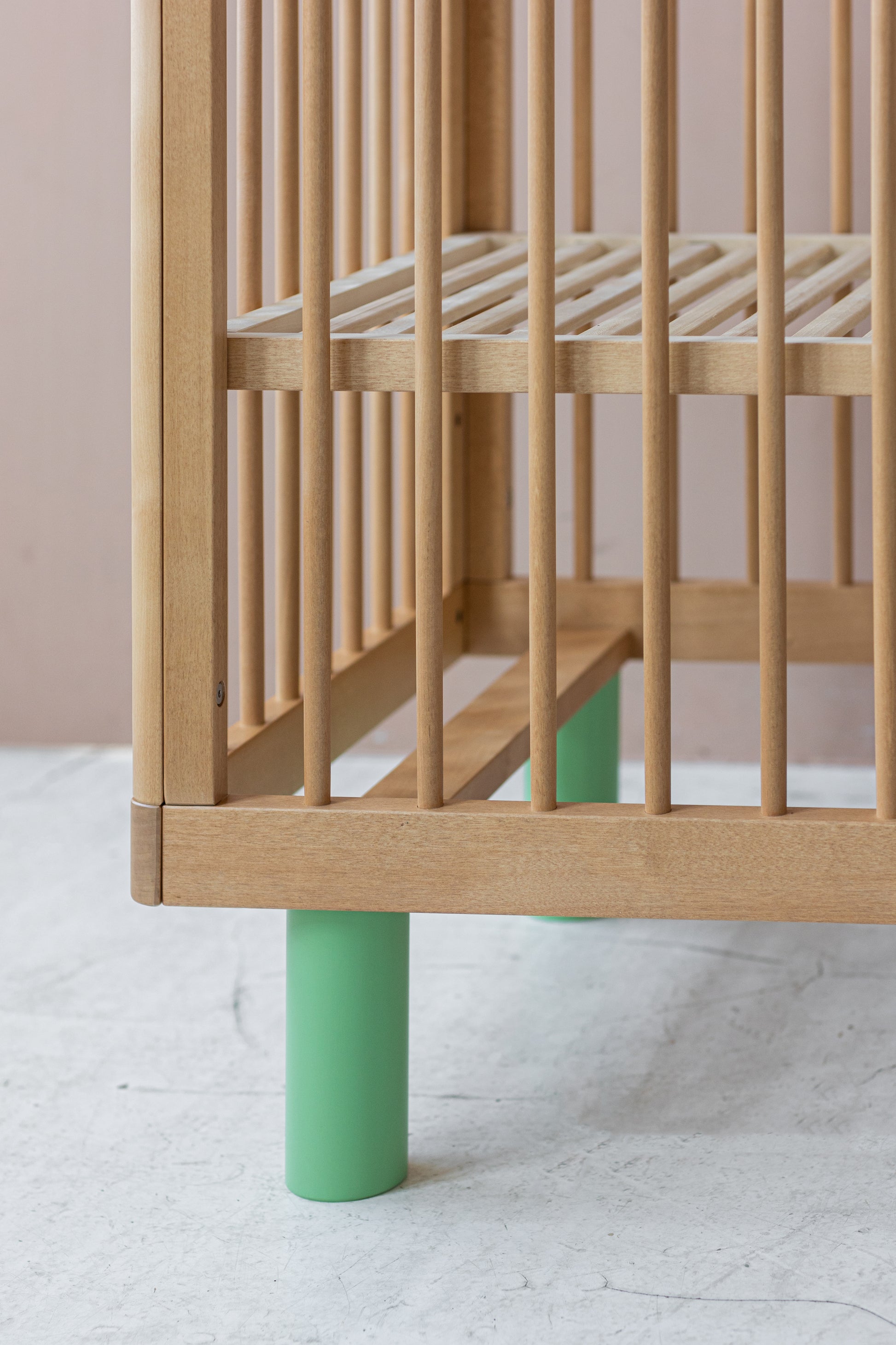 Lettino con le sbarre Nox Cot - Legno Naturale e Pistacchio - Apple Pie