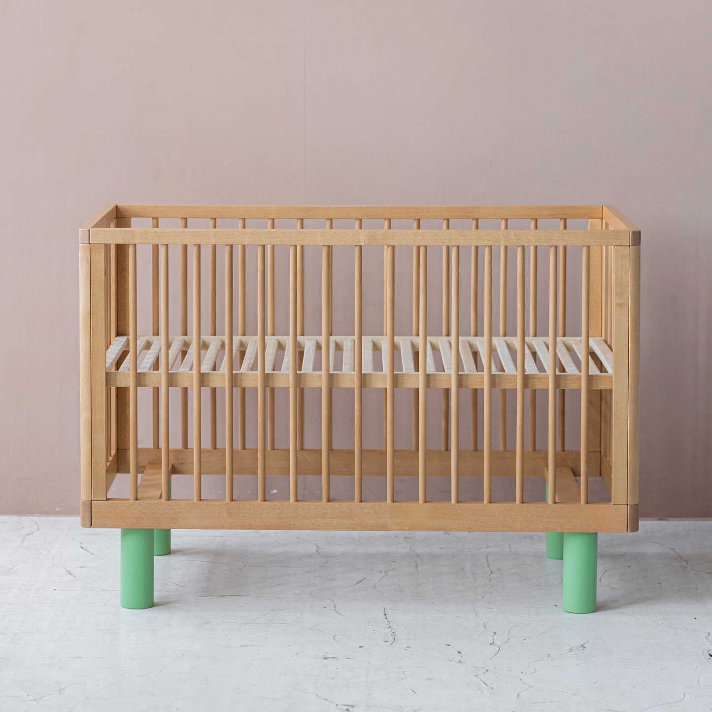 Lettino con le sbarre Nox Cot - Legno Naturale e Pistacchio - Apple Pie