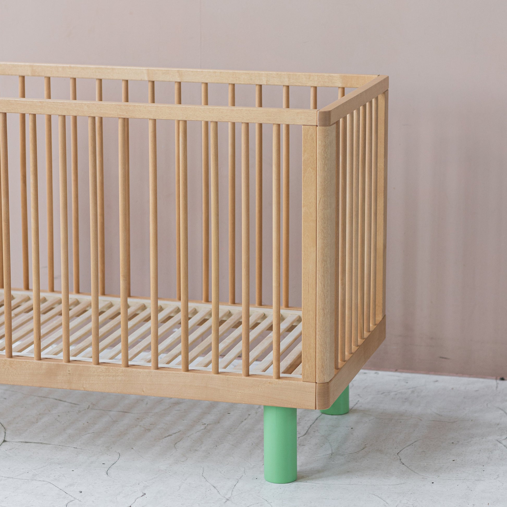 Lettino con le sbarre Nox Cot - Legno Naturale e Pistacchio - Apple Pie