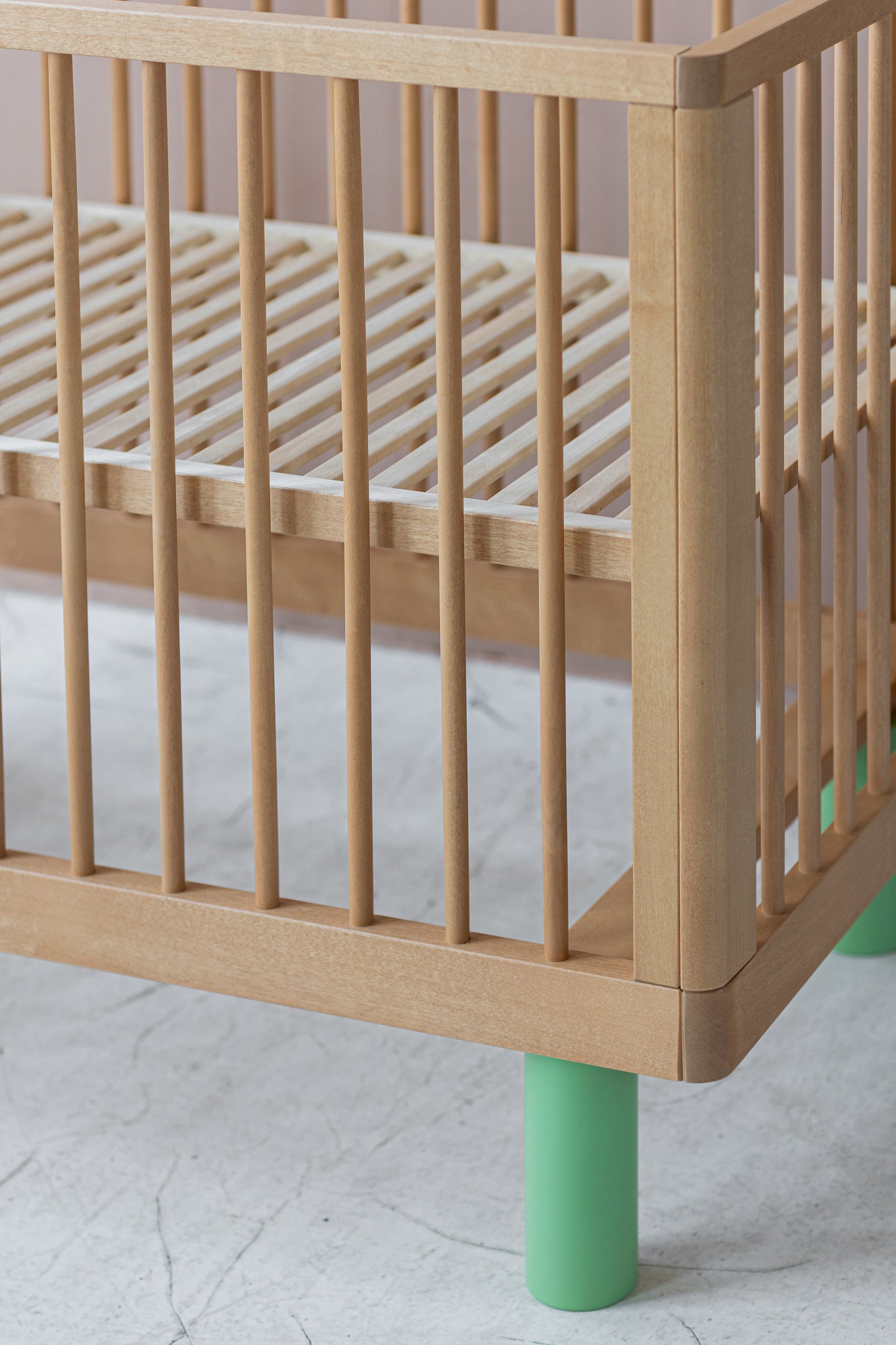 Lettino con le sbarre Nox Cot - Legno Naturale e Pistacchio - Apple Pie