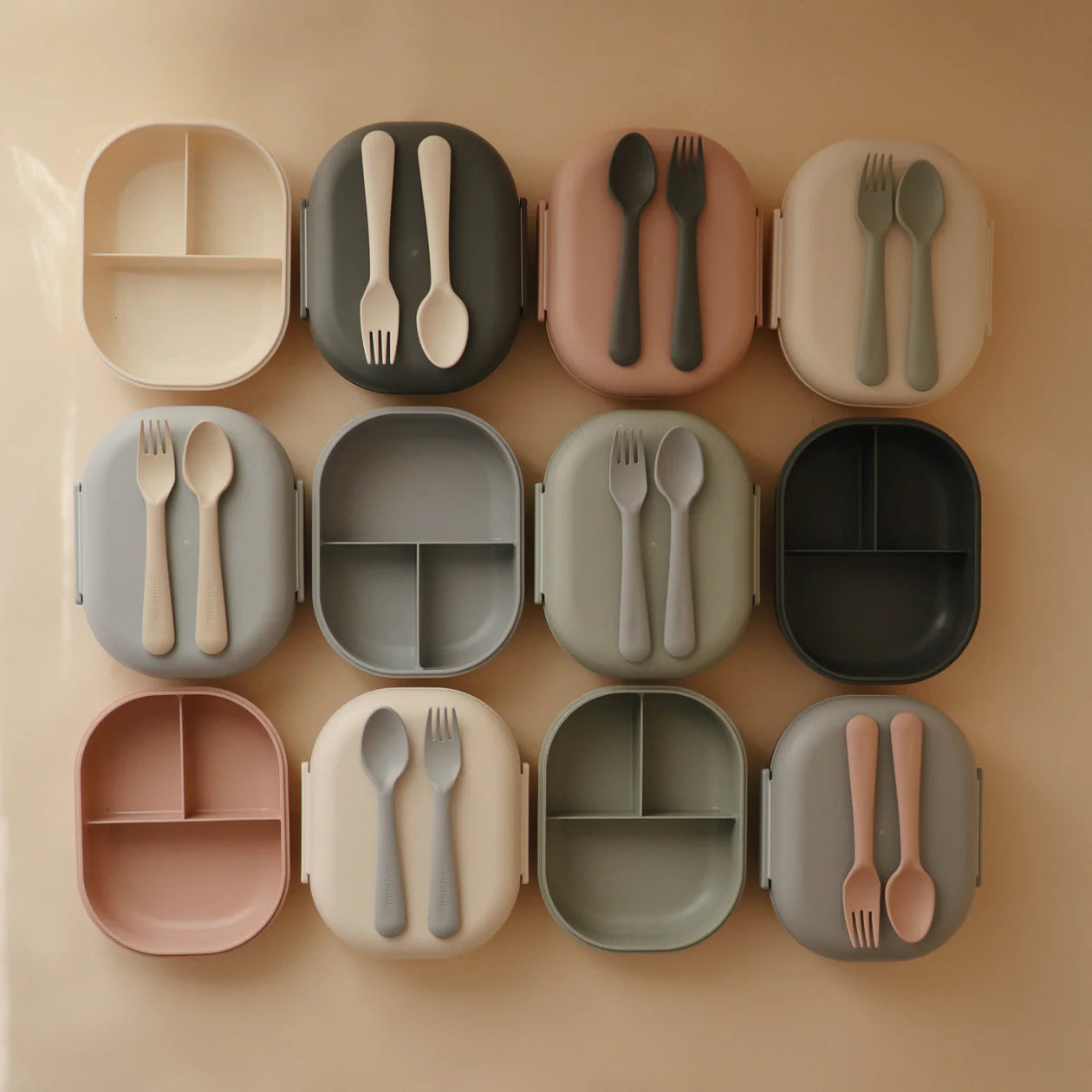 Mushie Porta Pranzo Lunch Box con Posate - Cloud - Apple Pie