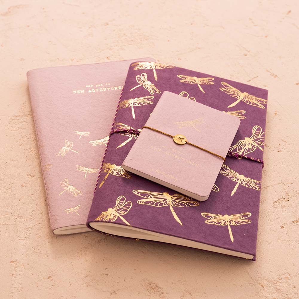 Taccuino etico viola con simbolo dorato della libellula, ideale per scrivere pensieri e ispirazioni
