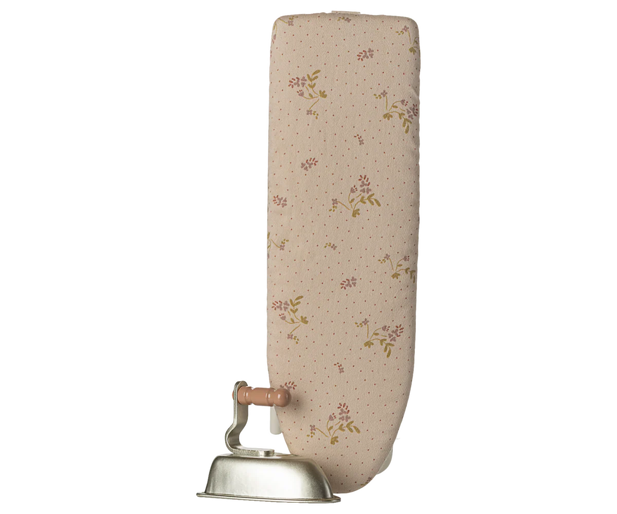 Vista laterale del set miniatura Maileg con asse da stiro pieghevole e ferro