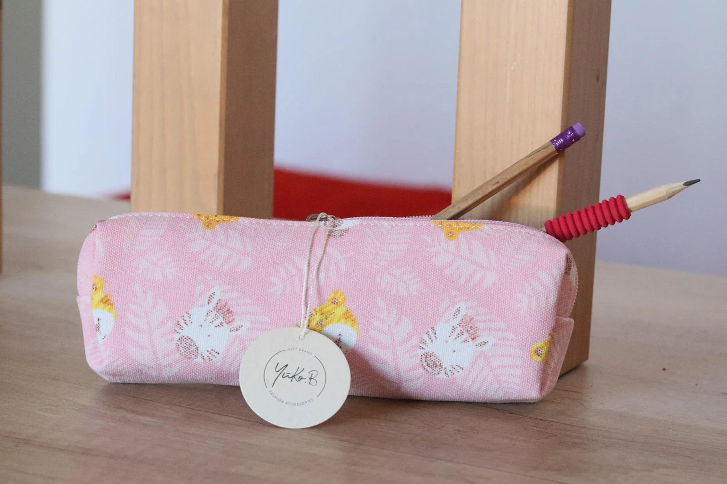 Astuccio Jungle Carnival rosa Yuko B posizionato su una scrivania