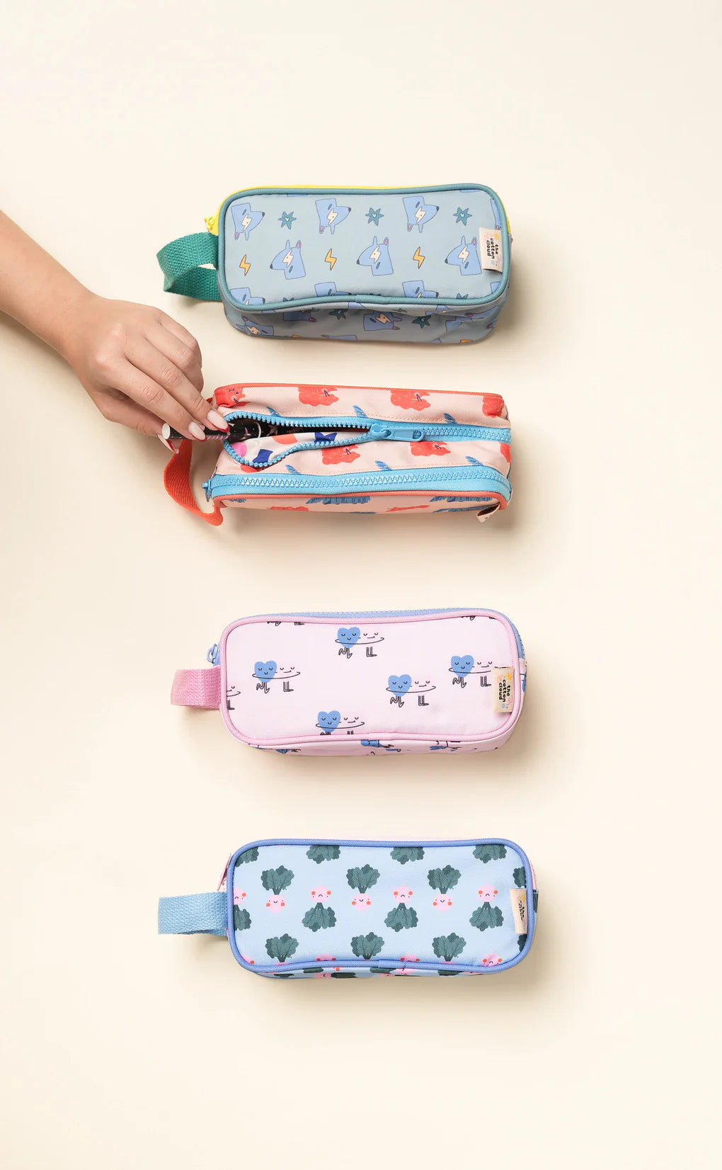 Astuccio The Cotton Cloud Meowtiful Cats usato a scuola con penne e matite