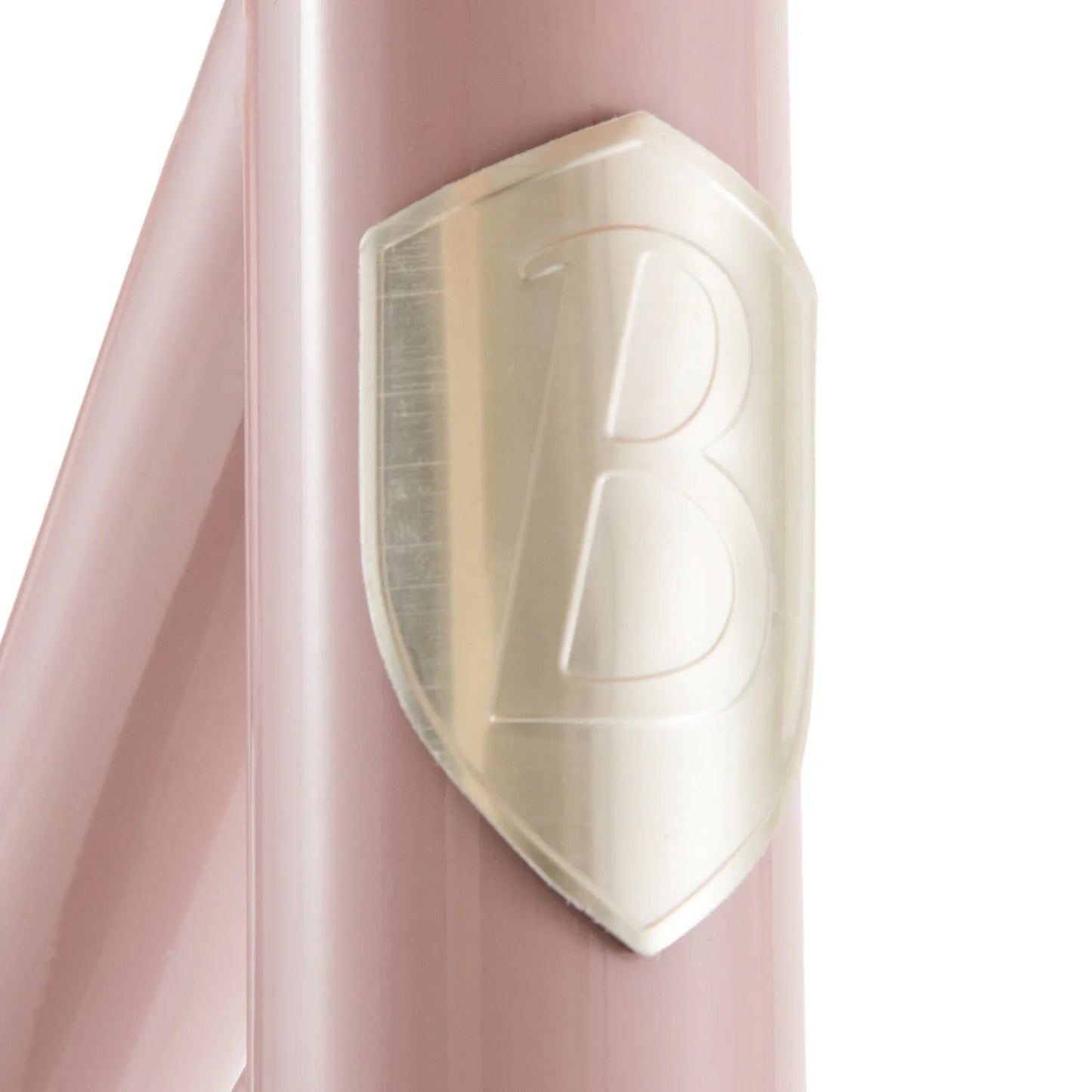 Dettaglio logo Banwood inciso sul telaio della First Go! Dusty Pink