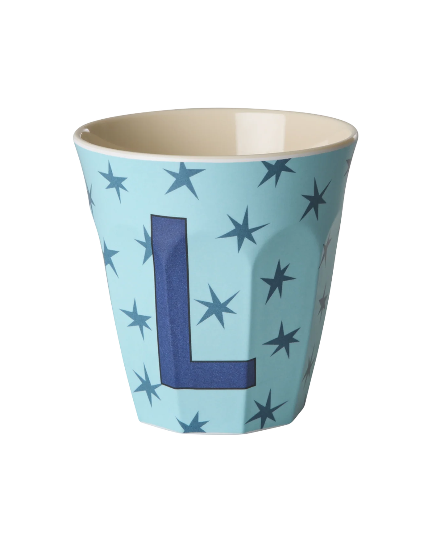Bicchiere medio in melamina Rice soft blue con lettera L e stelle, su sfondo bianco
