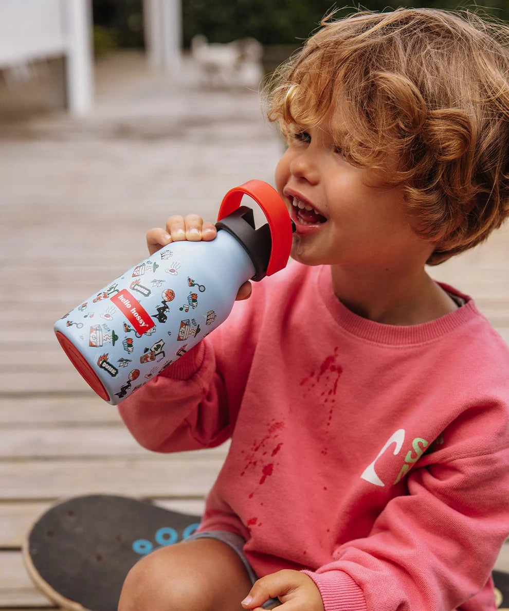 Bambino con borraccia Dunk Hello Hossy, ideale per scuola e tempo libero