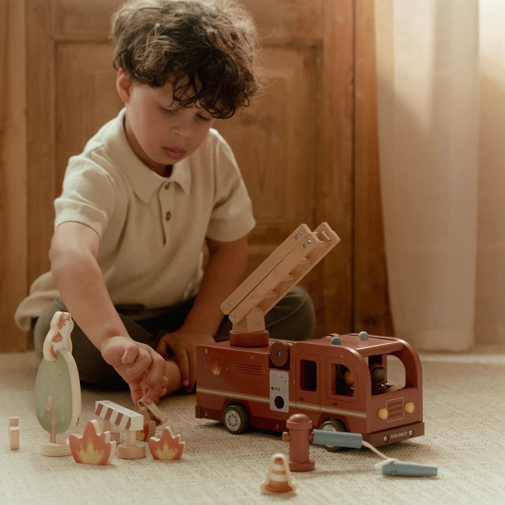 Giocattolo Little Dutch camion pompieri con scala, tubo e pompieri LD2536