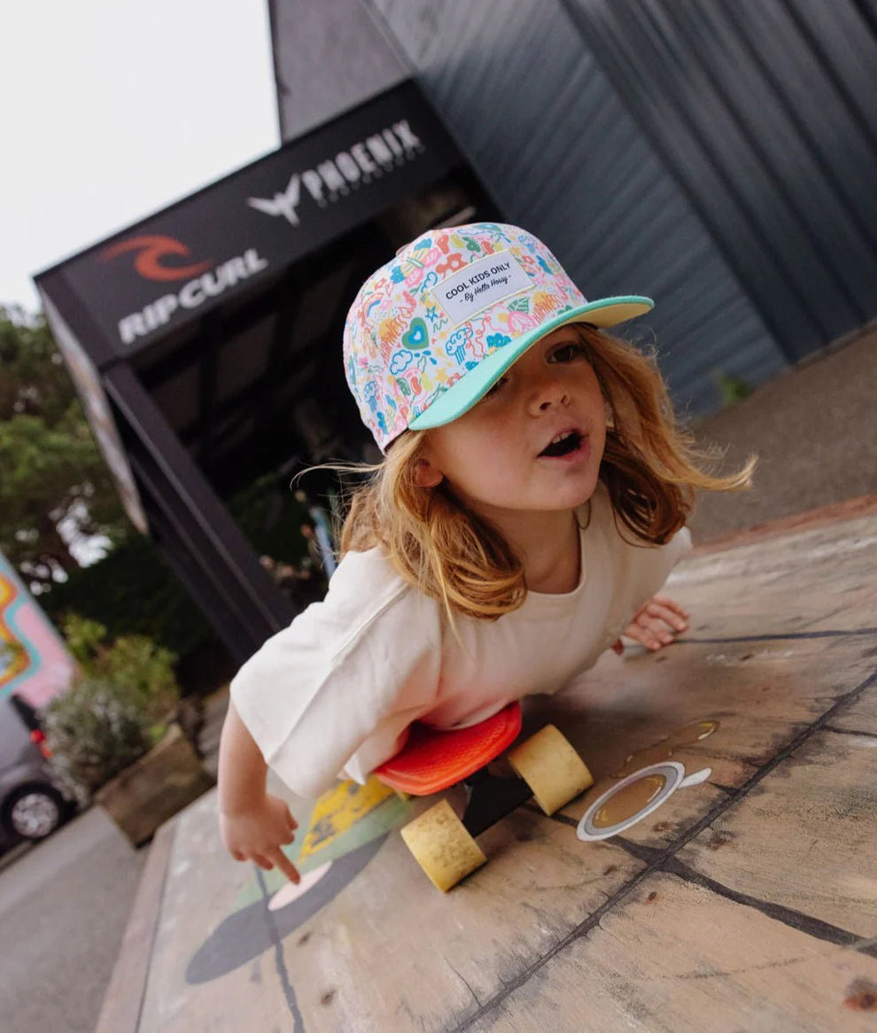 Cappellino Hello Hossy Happiness Cap (2–5 Anni) – Visiera Curva, Eco-Friendly, Floreale