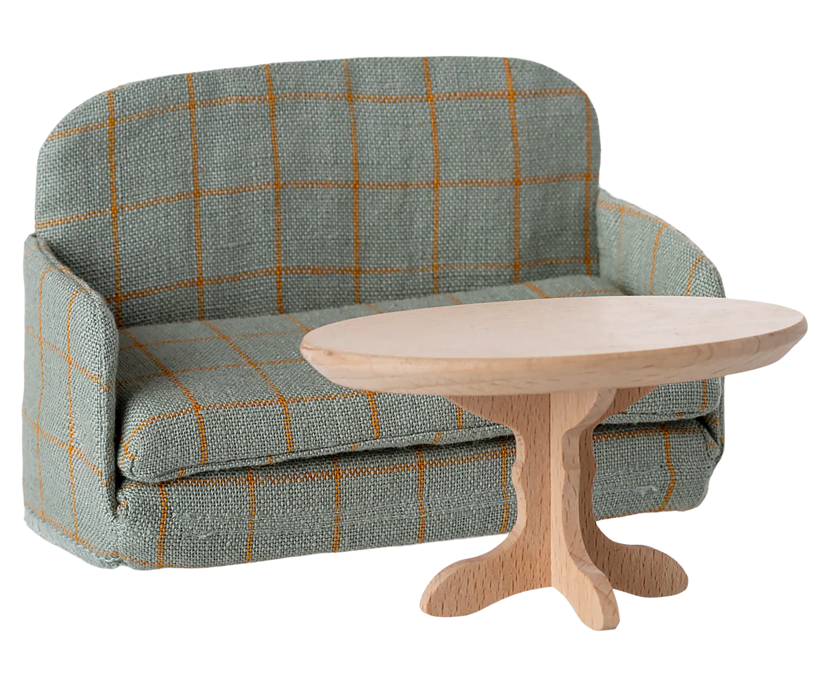 Divano letto Maileg a scacchi abbinato a un tavolino nella casa dei topolini, ideale per creare un angolo relax