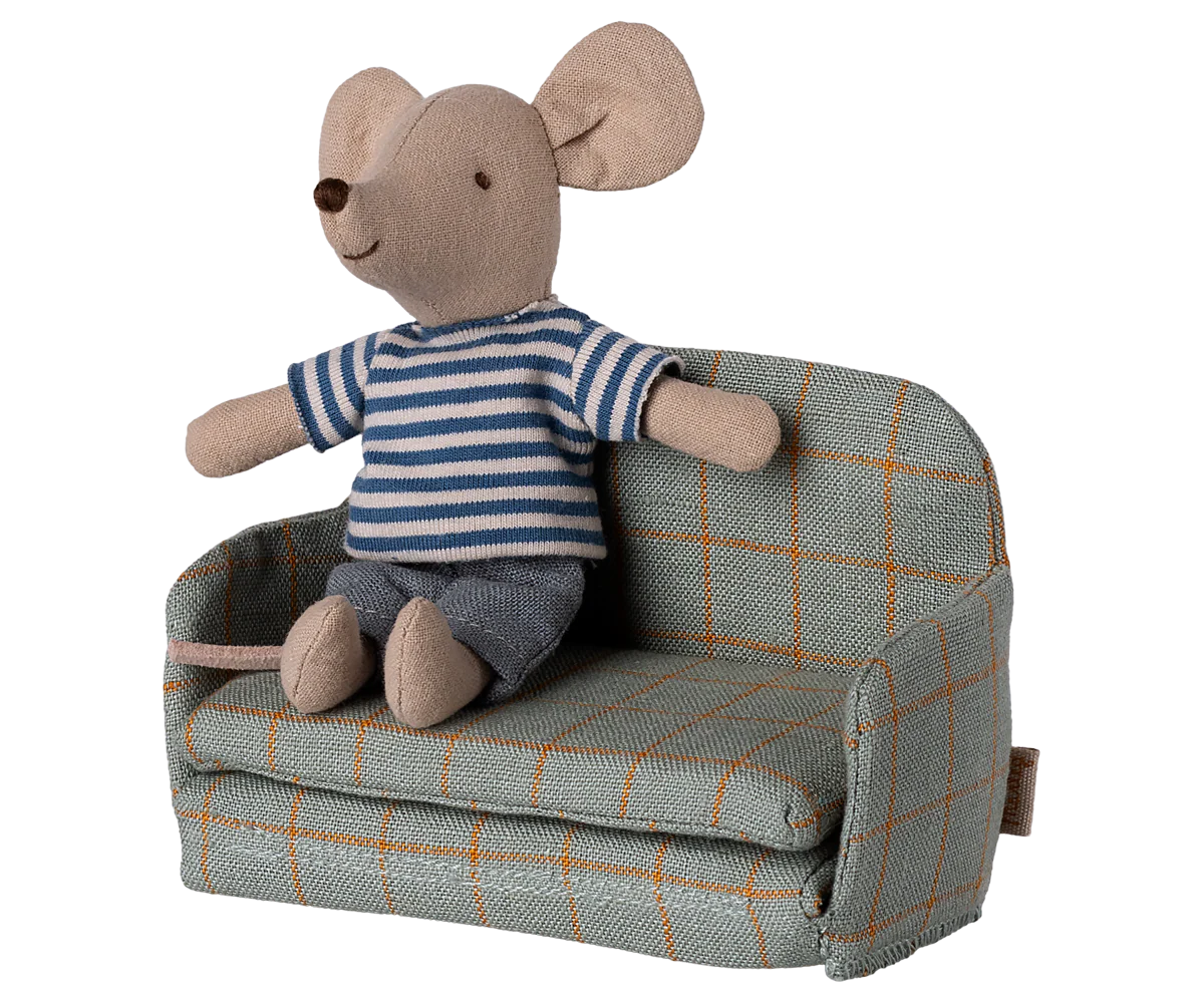 Divano letto Maileg nella zona soggiorno della casa dei topolini