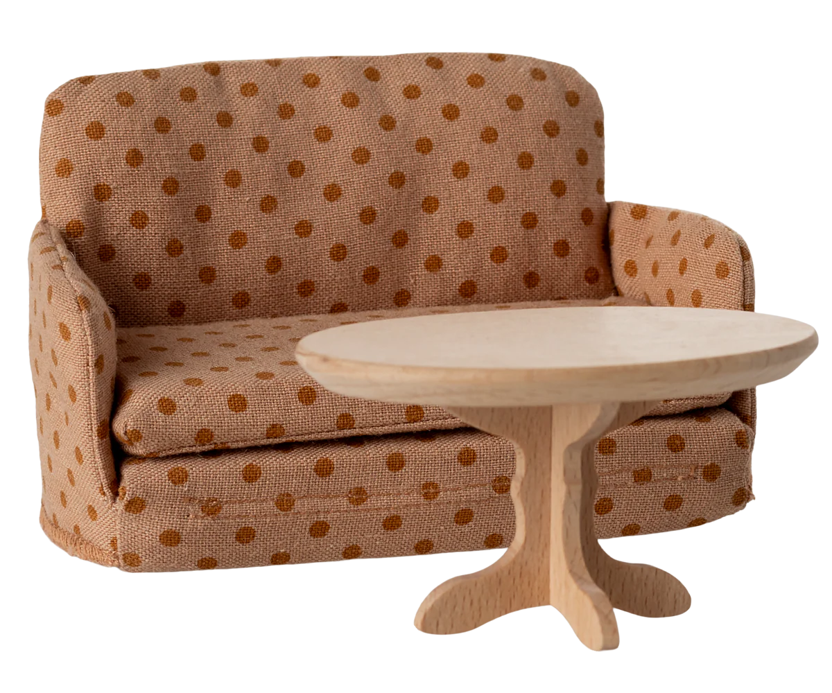 Divano letto Maileg a puntini abbinato a un tavolino nella casa dei topolini