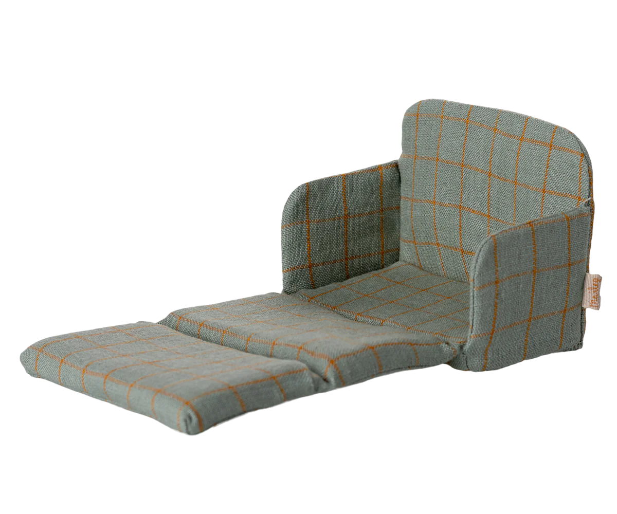 Divano letto Maileg trasformato in lettino nella casa dei topolini