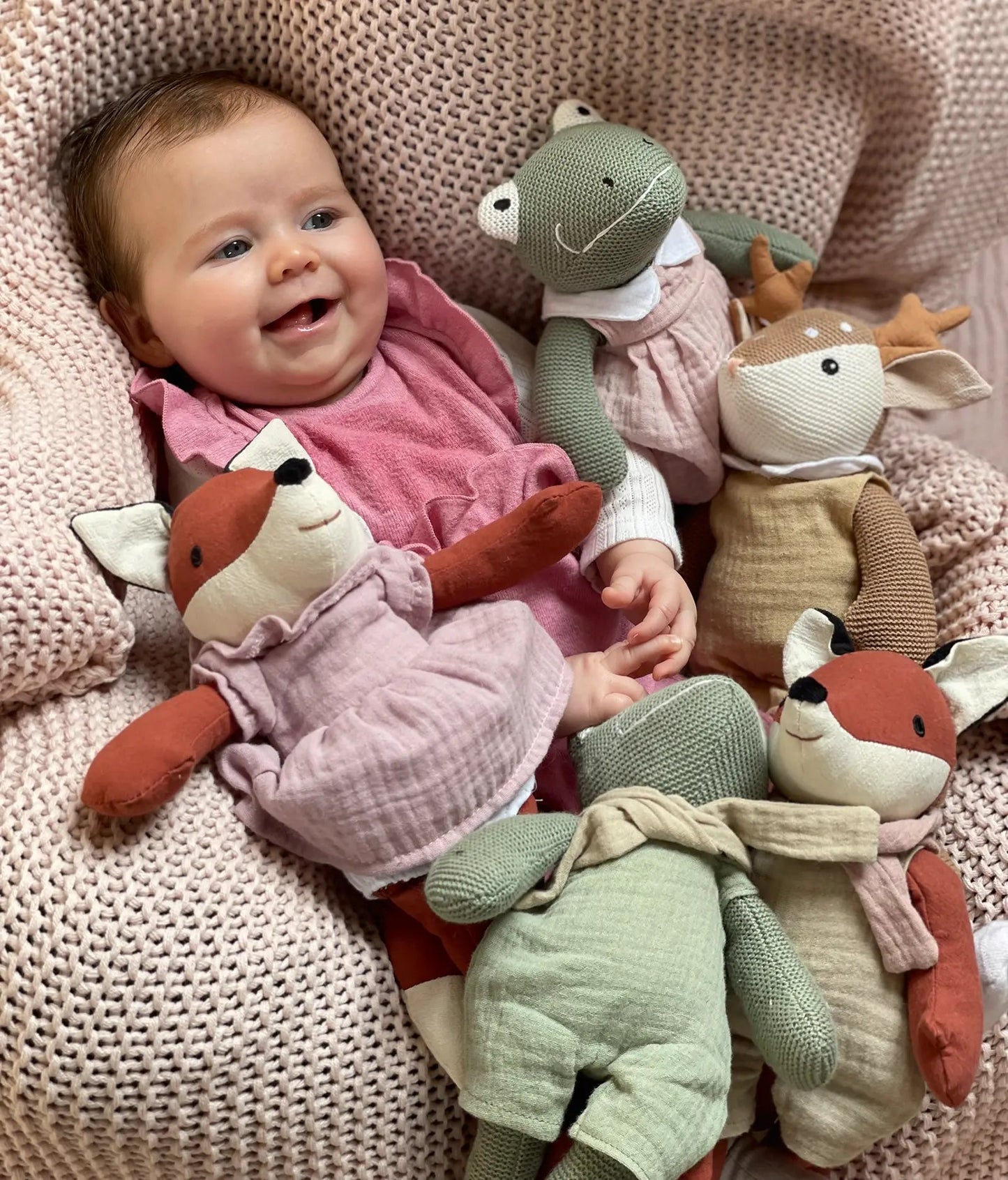 Neonata gioca con il peluche sonaglio Egmont Toys Volpe Fanny in cotone rosa