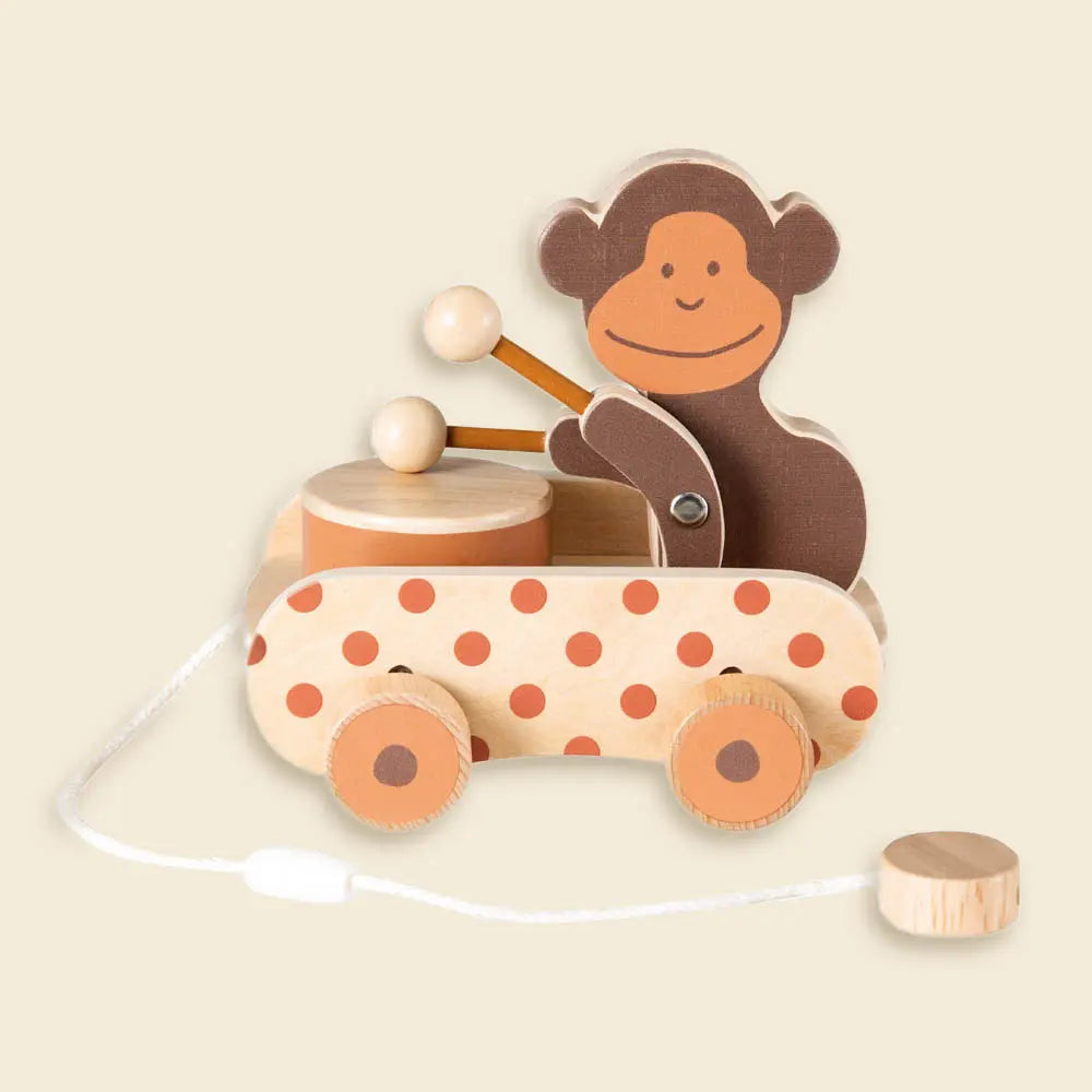 Bambino che gioca con la Scimmia Paulo da tirare Egmont Toys in legno con tamburo