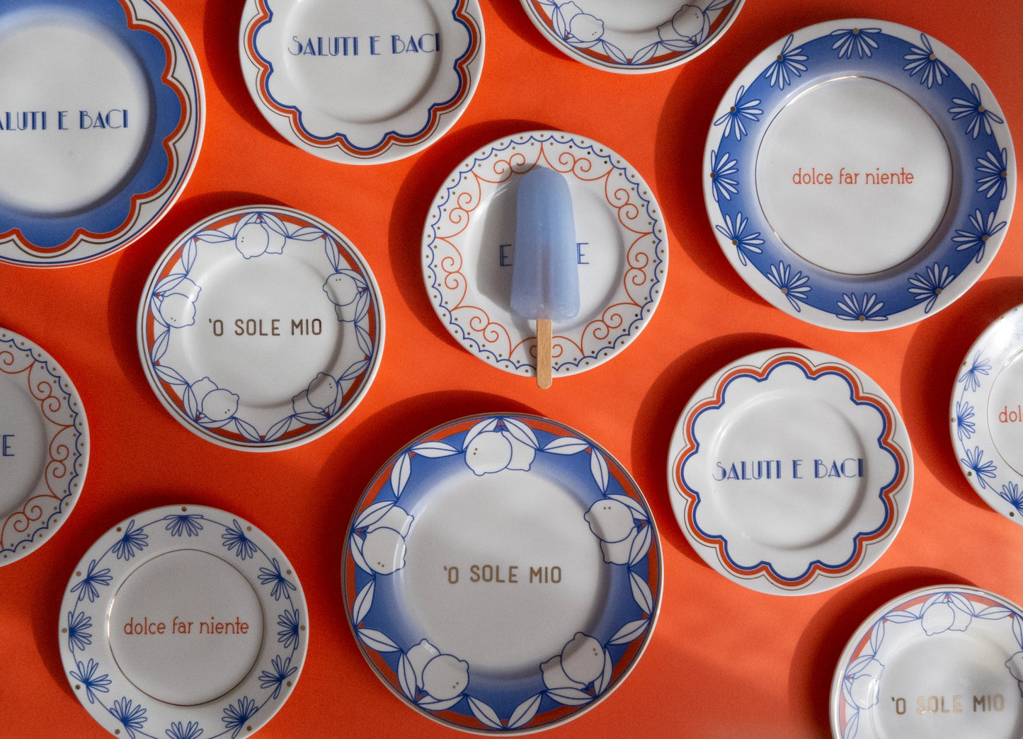 Piatto in Porcellana “Saluti e Baci” – Ilaria I · Ø16cm · Made in Italy