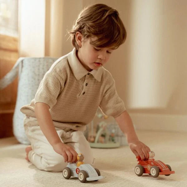 Bambino gioca con le macchine da corsa a retrocarica Little Dutch