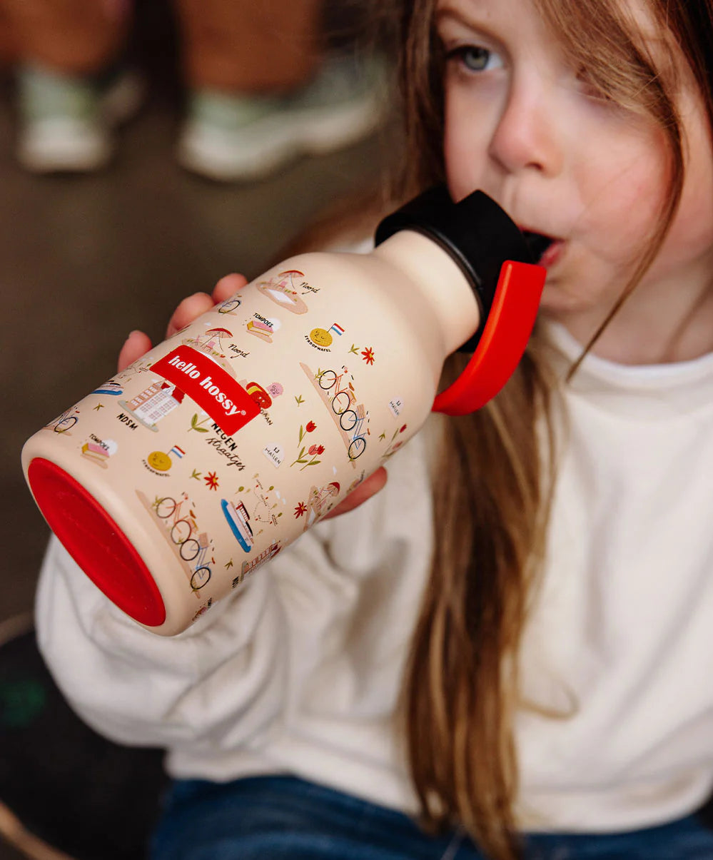Bambina con borraccia Hello Hossy Amsterdam – perfetta per scuola e gite
