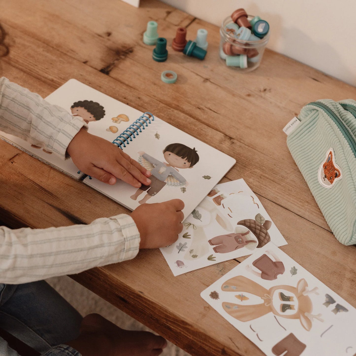 Bambini che giocano con il Libro adesivi e vestiti Forest Friends Little Dutch