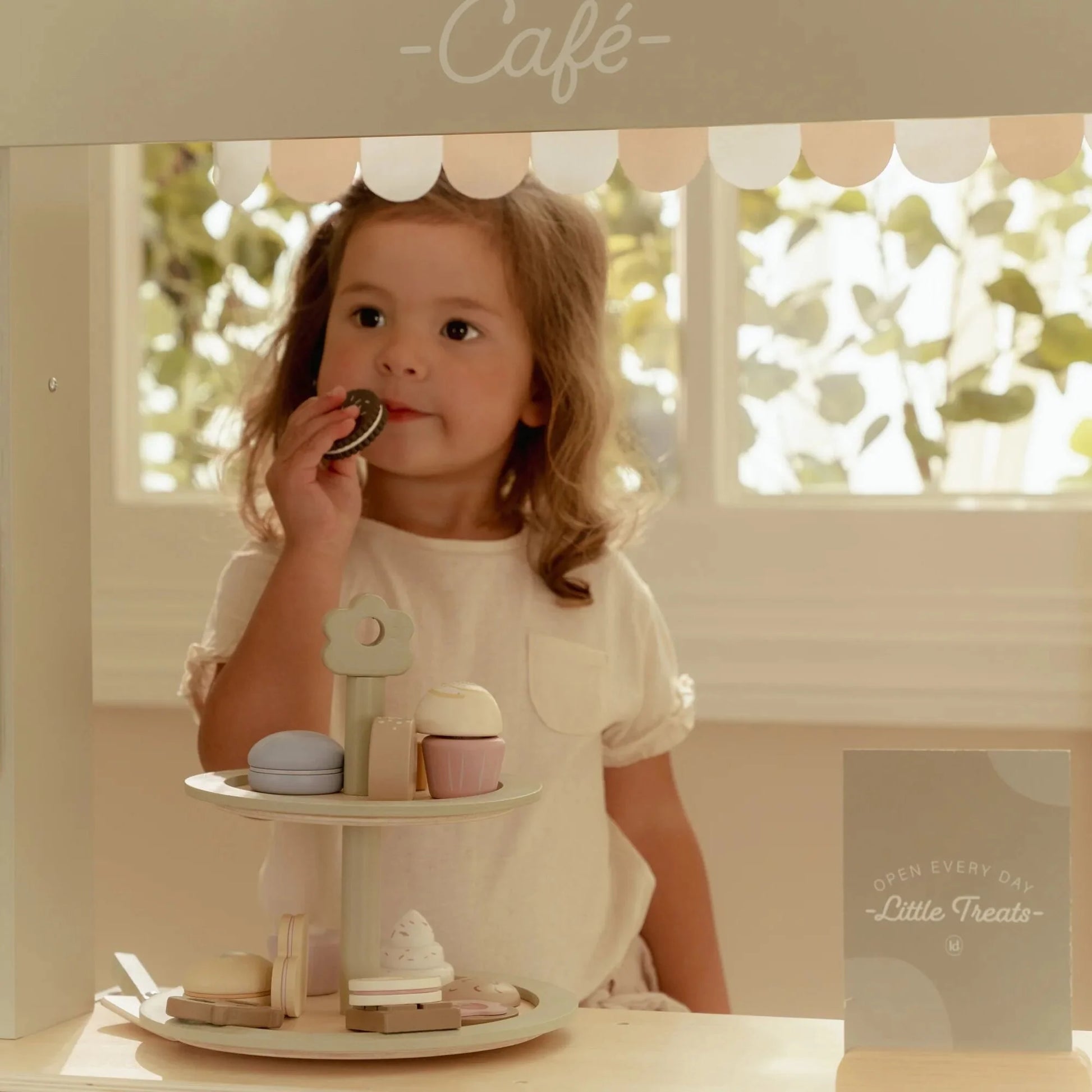 Bambini che giocano con porta dolci in legno Little Dutch étagère verde