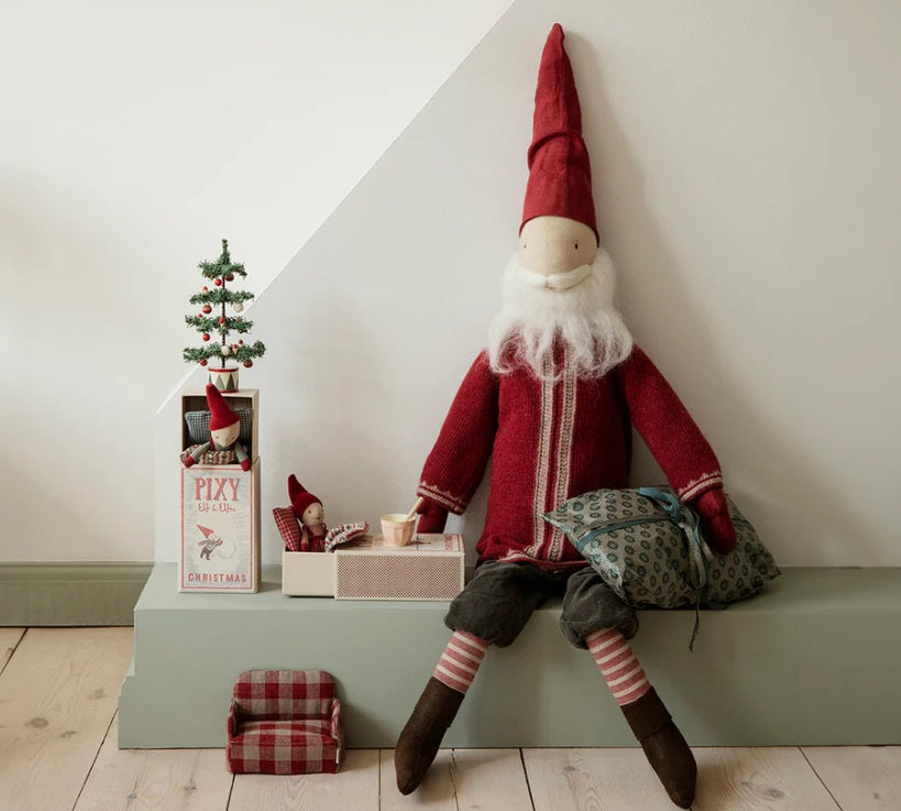 Decorazione natalizia Maileg Babbo Natale Small 85 cm posizionata accanto all’albero di Natale