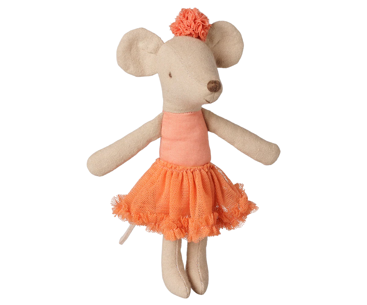 Topina Ballerina Sorella Maggiore Maileg con tutù color corallo scuro e pompon della collezione Autunno/Inverno 2026.