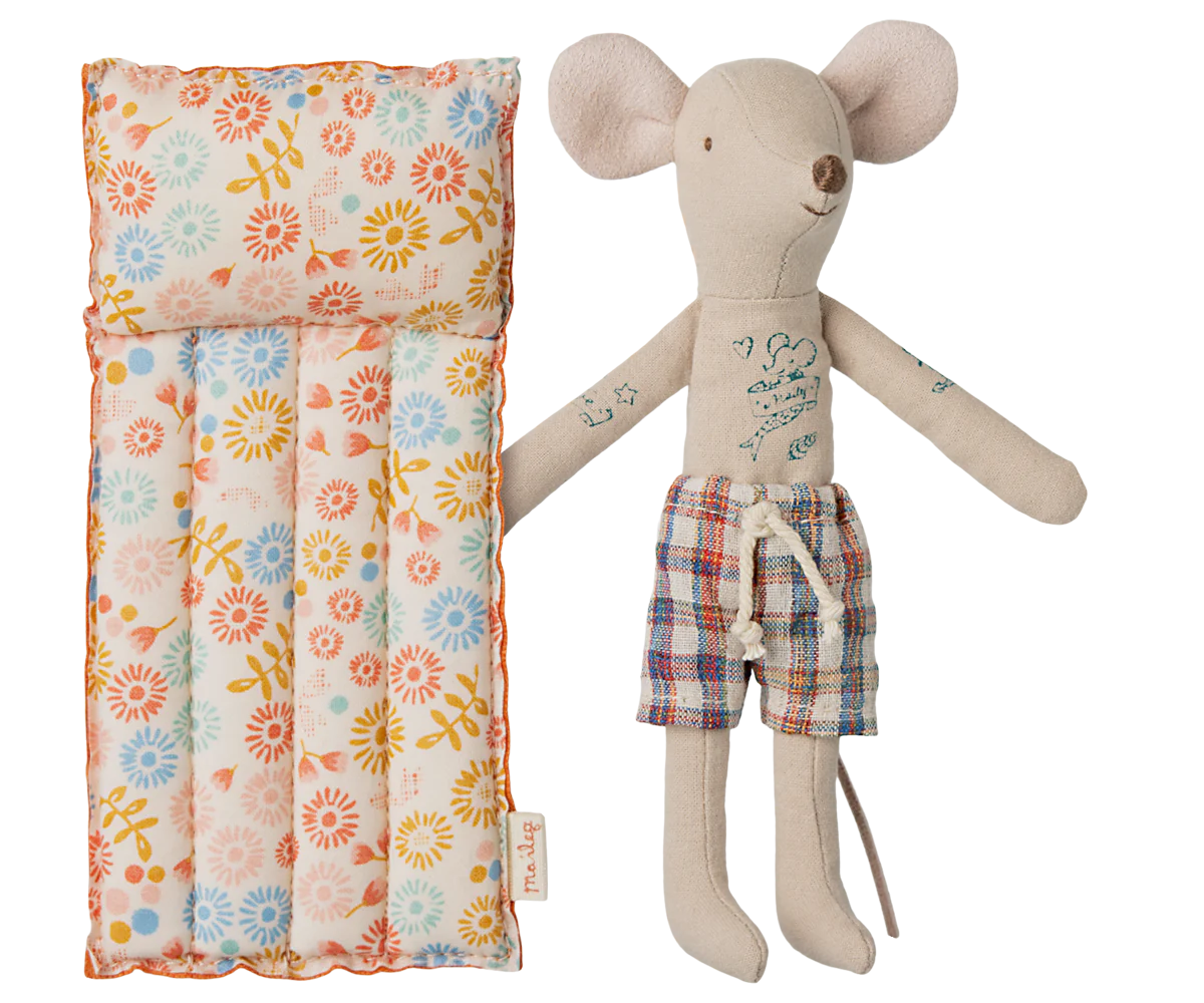 Topolino Papà Maileg con costume e materassino – collezione Beach Mice