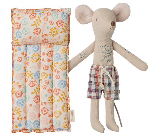 Topolino Papà Maileg con costume e materassino – collezione Beach Mice