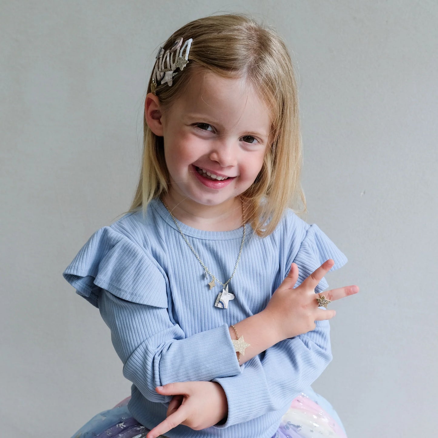 Bambina che indossa il set gioielli unicorno Mimi & Lula con collana, bracciale e anello