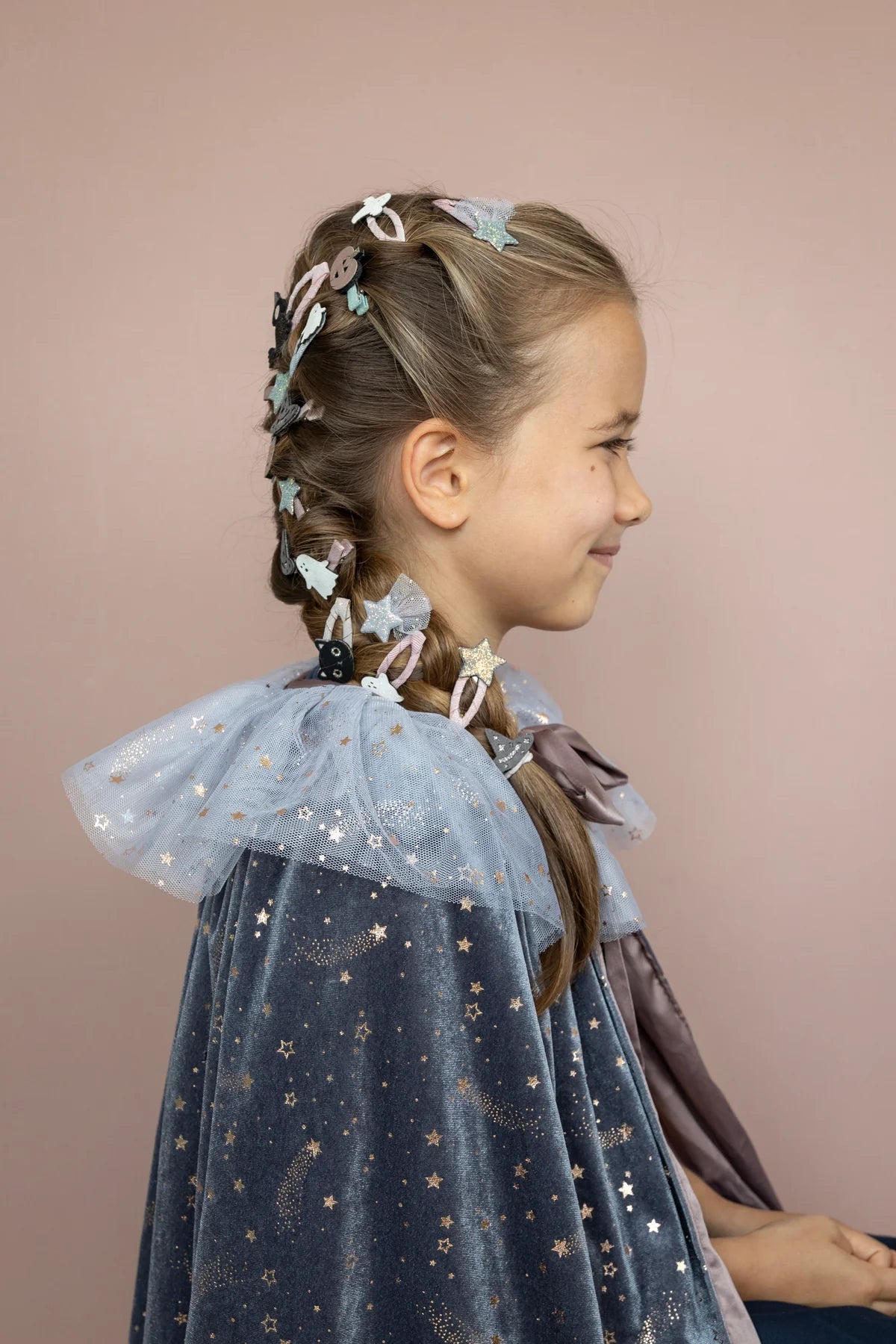 Bambina con mini mollette Halloween Mimi & Lula tra i capelli durante una festa