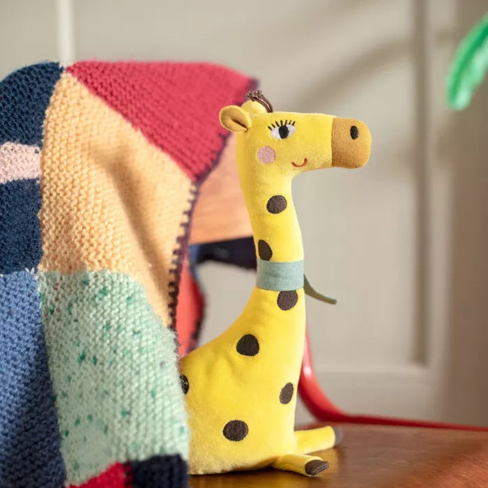 Peluche sonaglio Petit Girafe in velluto giallo con sciarpa colorata – Moulin Roty Les Toupitis