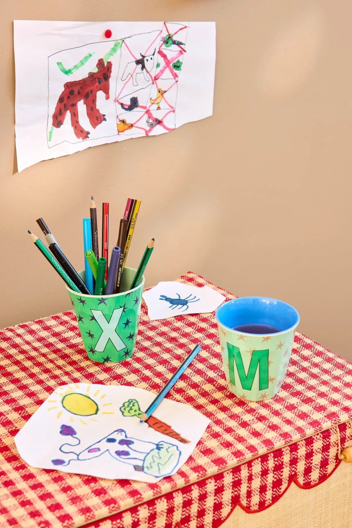 Tazza RICE Denmark verde con stelle e lettera M su tavola colorata – Alphabet Collection