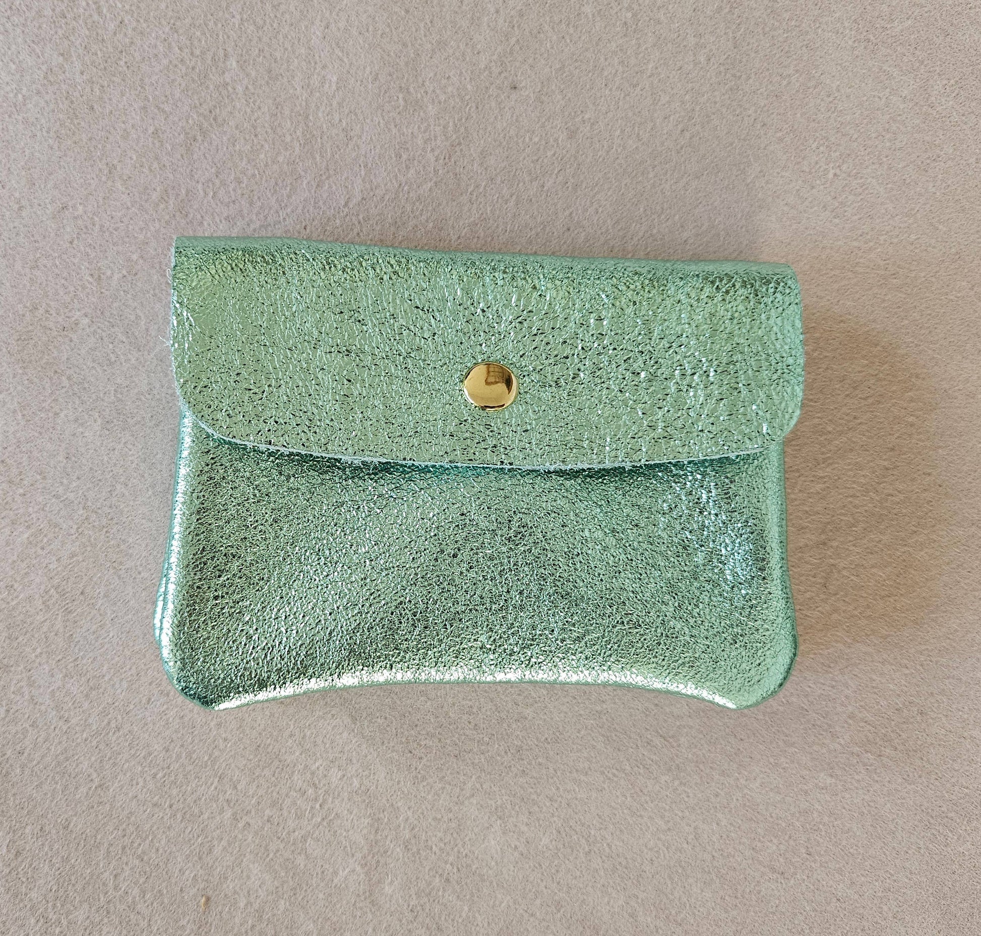 Portafoglio compatto Royal Marais in pelle metallizzata verde menta con bottone dorato