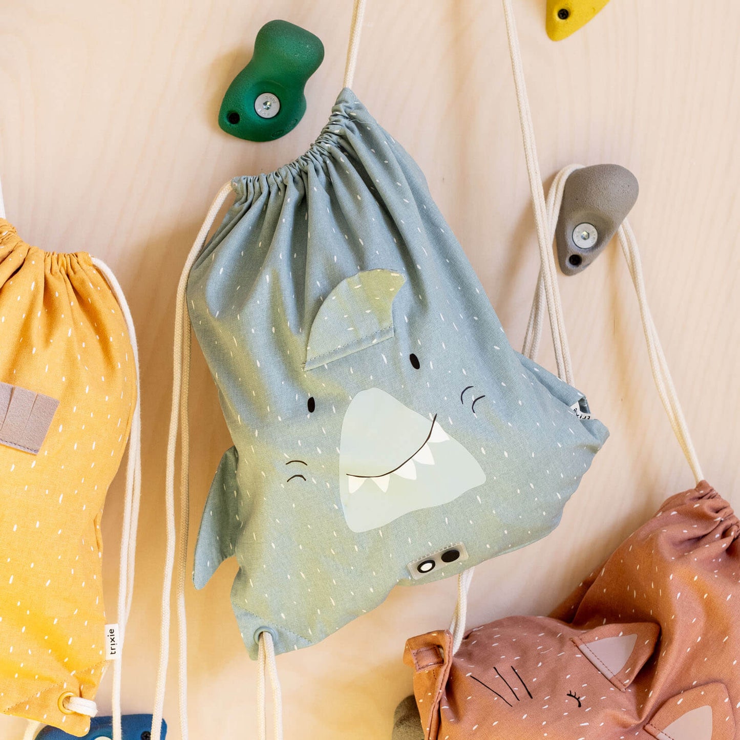 Sacca Mr. Shark di Trixie appesa al muro, perfetta per bambini dai 3 anni