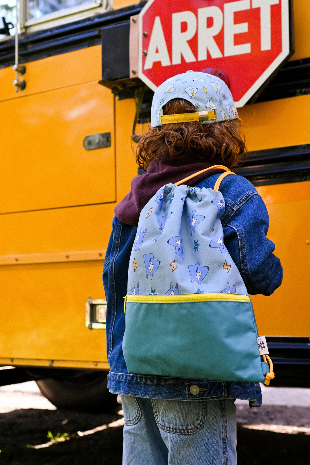 Bambino indossa la sacca zaino The Cotton Cloud Funky Dogs per scuola e sport