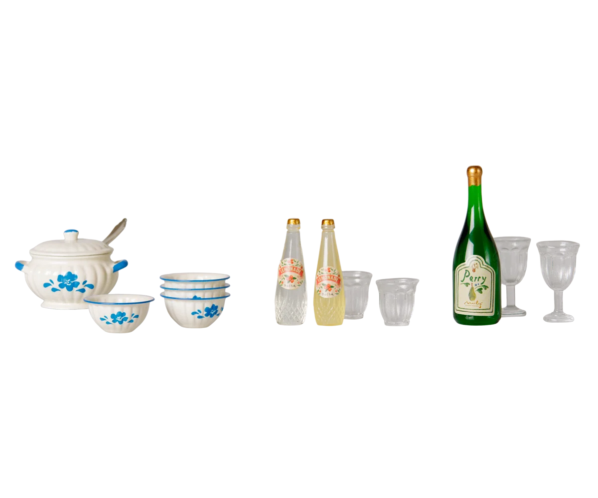 Set Zuppa Maileg per Topolini con zuppiera, ciotole, bottiglie di limonata e bicchieri in miniatura.