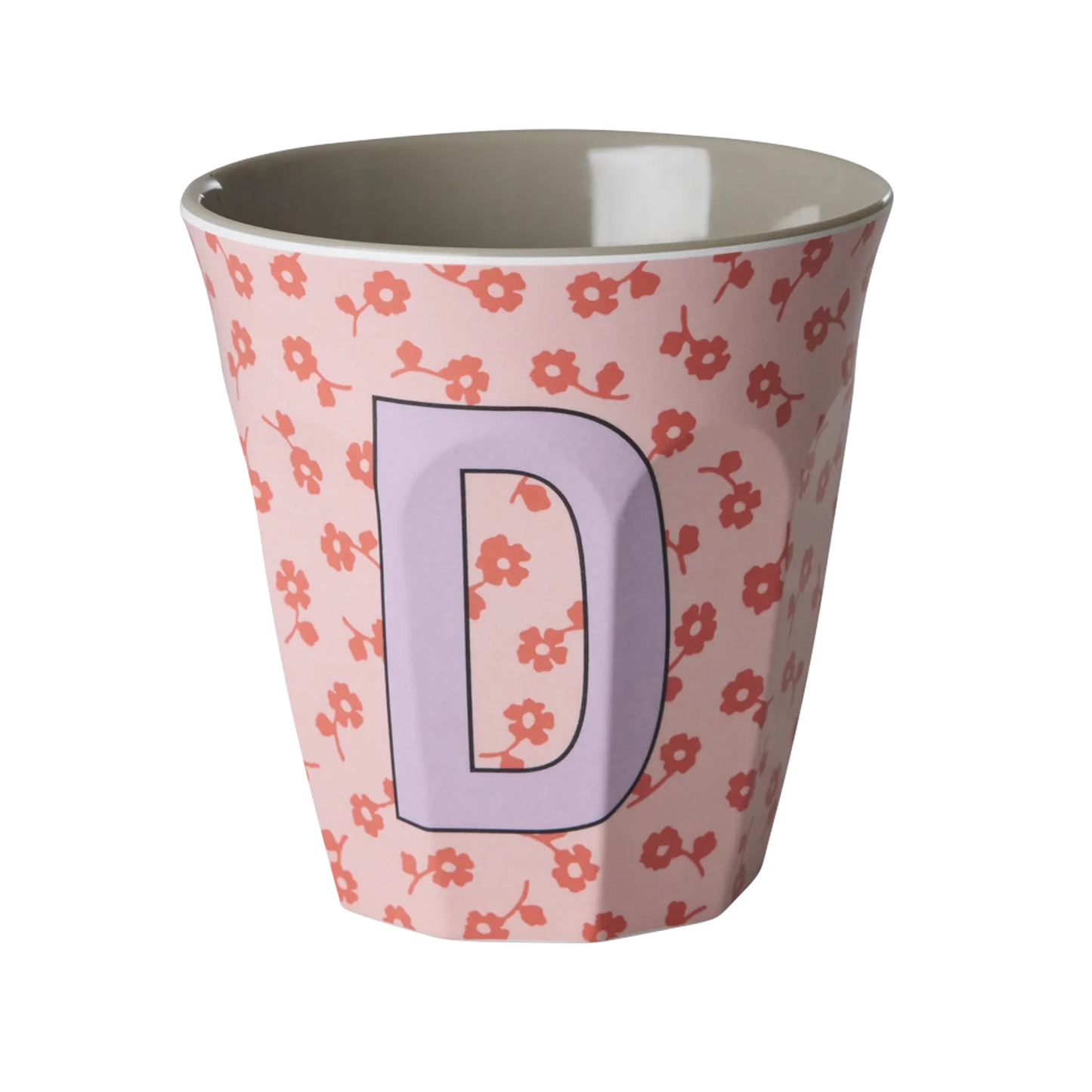 Tazza alfabeto Rice Denmark lettera D rosa con fiori in melamina